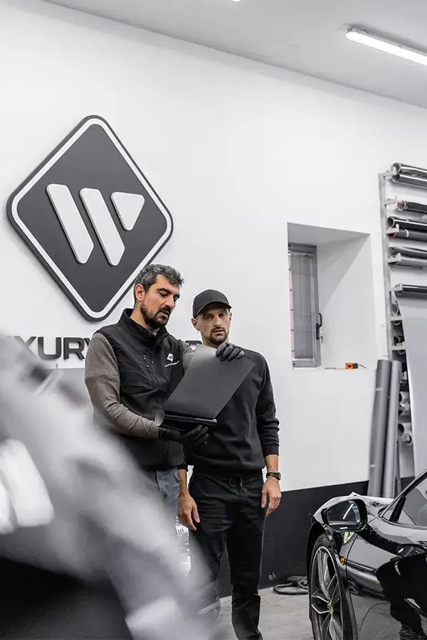 Installazione di pellicole decorative auto da professionisti a Roma