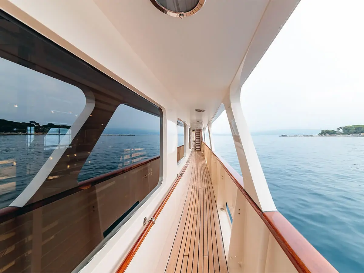 Installazione pellicole per rivestimento e protezione scafo per barche - Luxury Wrap